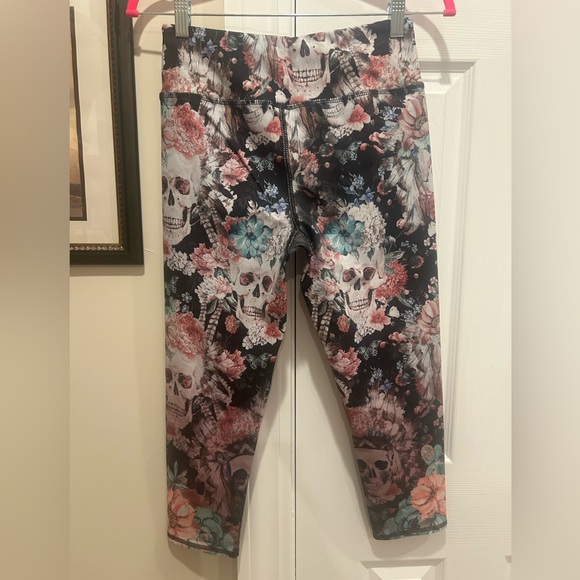 Evolution and Creation Floral Skull Design Capri Leggings - Picture 3 of 9